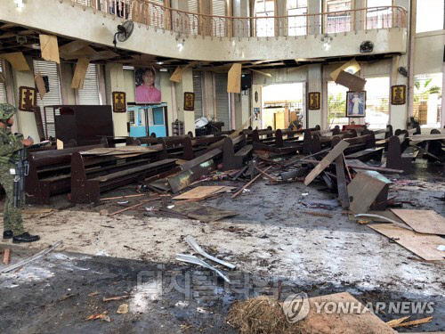 지난달 27일 필리핀 군 당국이 공개한 술루 주 홀로 섬 가톨릭 성당 폭탄테러 현장의 사진. 연합뉴스 제공.